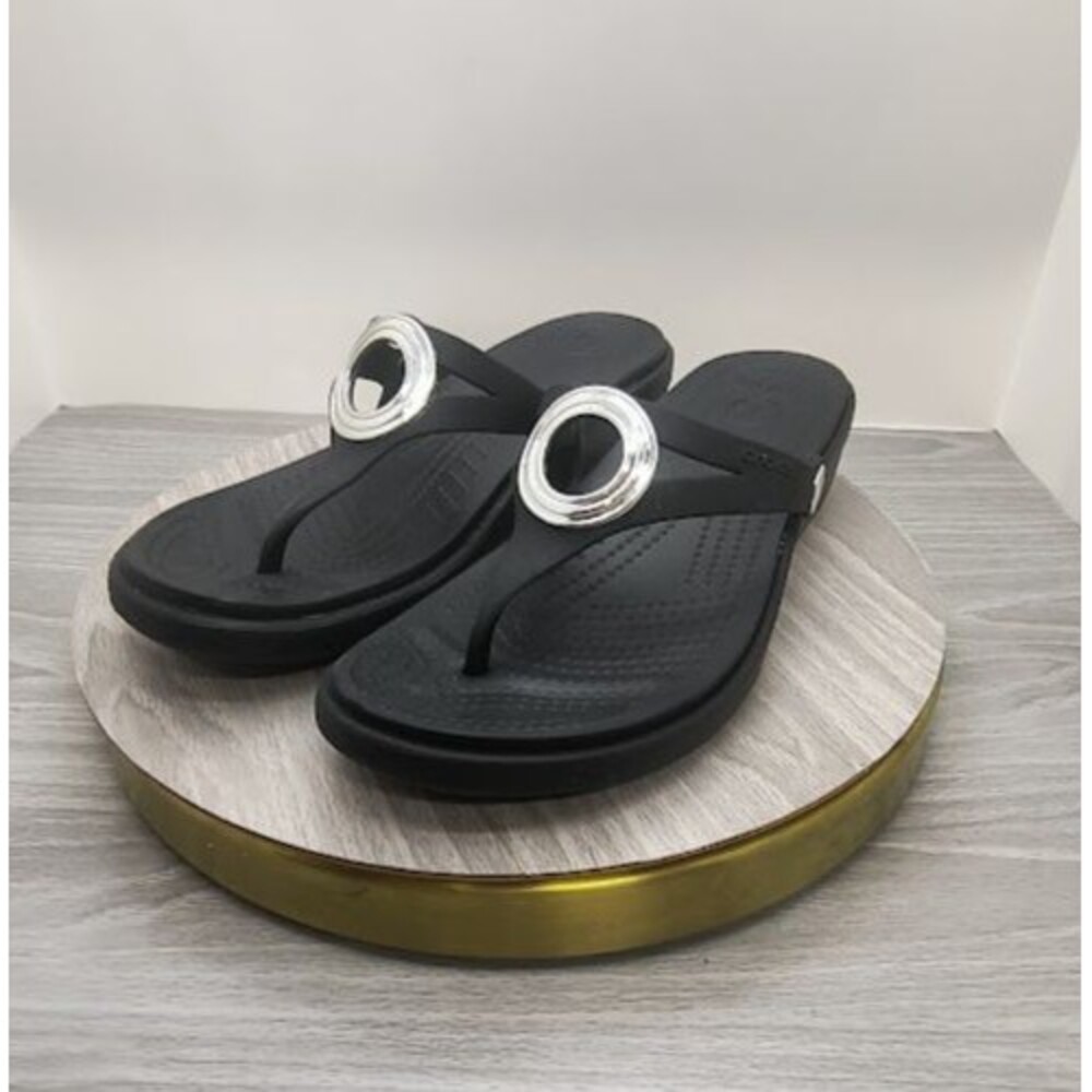 Crocs Sanrah Beveled Circle Wedge Sandals Black Silver Ring Thong Flip Flop Sz 8